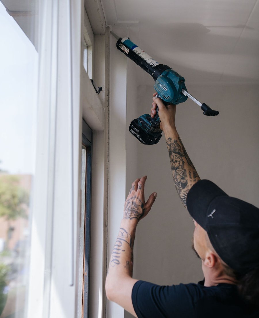 Naad- en kierdichting met een kitspuit bij een renovatieproject