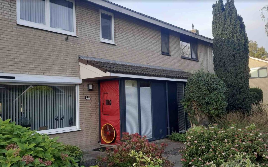 Identieke woningen, dubbel zo lek